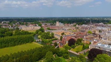 Cambridge Üniversitesi 'nin panoramik manzarası, tarihi mimarisi, Cam nehri ve İngiltere' nin çevreleyen yeşil manzarasını gözler önüne seriyor.
