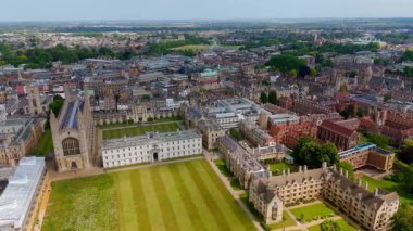 Cambridge Üniversitesi kampüs binalarının ve yeşil çimlerin havadan görünüşü, İngiltere, arka planda şehir manzarası