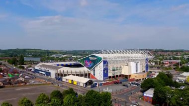 LEEDS, İngiltere - 12 Haziran 2025 - Leeds United Futbol Kulübü 'nün memleketi Elland Yolu' nun havadan görünüşü, şehir içindeki önemli varlığını gözler önüne seriyor.