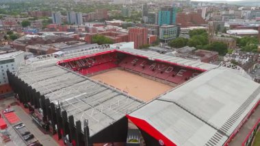 SHEFFIELD, İngiltere - 14 Haziran 2025 - Sheffield United Football Club 'ın merkezi olan Bramall Lane' in havadan görünüşü