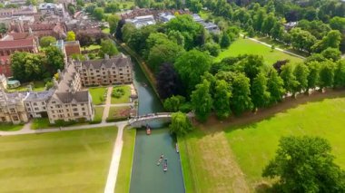 Cambridge Üniversitesi binaları ve İngiltere 'nin arka planında park yeri olan River Cam' deki teknelerin hava görüntüsü.