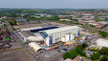 LEEDS, UK - 12 Haziran 2025 - Leeds, İngiltere 'deki Elland Road Stadyumu' nun havadan görünüşü güneşli bir günde Leeds United Futbol Kulübü 'nün evidir.