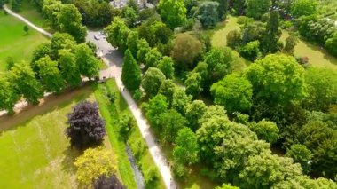 Yeşiller yemyeşil ağaçlar ve çimenler Cambridge Üniversitesi botanik bahçesini doldurdu. Yollar ve yollar hava perspektifinden görülüyor.