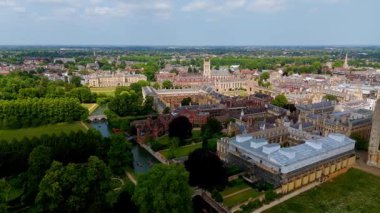 Cambridge Üniversitesi 'nin panoramik manzarası, tarihi üniversitelerini, Cam Nehri' ni ve Cambridge, İngiltere 'deki yemyeşil alanları gösteriyor.