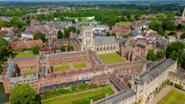 Cambridge Üniversitesi 'nin hava görüntüsü güneşli bir yaz gününde tarihi üniversiteleri, nehri ve şehri gösteriyor.