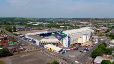 LEEDS, UK - 12 Haziran 2025 - Leeds United Football Club 'ın vatanı Elland Road' un Aerial View of Elland Road, İngiltere 'nin Leeds şehrindeki önemli varlığını gözler önüne sermektedir.