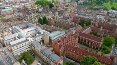 Cambridge Üniversitesi 'nin havadan görünüşü, bu prestijli kurum içinde tarihi ve modern binaların, avluların ve yeşil alanların karışımını gösteriyor.
