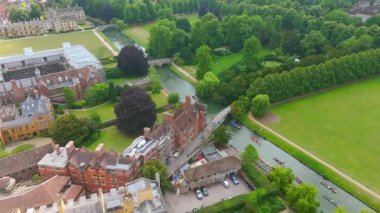 Cambridge Üniversitesi 'nin manzaralı perspektifi, kampüs boyunca akan nehir kamerasını, köprüler, botlar, yemyeşil alanlar ve tarihi mimariyle vurguluyor.