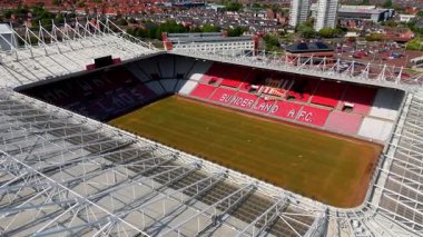 SUNDERLAND, İngiltere - 13 Haziran 2025 - Sunderland, Tyne and Wear, İngiltere 'de yer alan Sunderland A.F.C.' nin evi olan Işık Stadyumu 'nun havadan görünüşü geniş tribünleri ve oyun alanlarını göstermektedir.