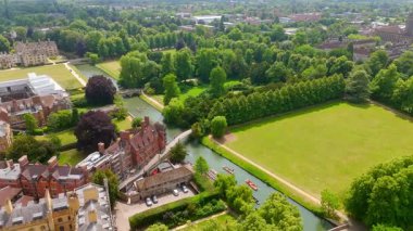 Bir yaz günü, Cambridge Üniversitesi 'nin nehir kamerasındaki hava görüntüsü ve yeşil çayırlar, Birleşik Krallık