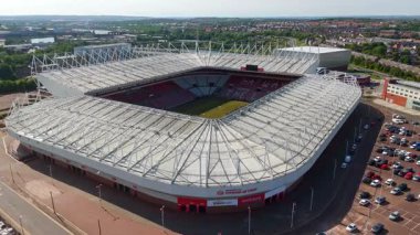 SUNDERLAND, İngiltere - 13 Haziran 2025 - Sunderland AFC 'nin evi olan Işık Stadyumu' nun havadan görünüşü, modern mimarisi ve şehir manzarasındaki hakimiyetini gözler önüne seriyor.