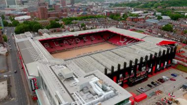 SHEFFIELD, İngiltere - 14 Haziran 2025 - Sheffield United Futbol Kulübü 'nün evi Bramall Lane' in havadan görünüşü, aydınlık bir günde stadyumların mimarisini ve şehir içindeki yerini gözler önüne seriyor.