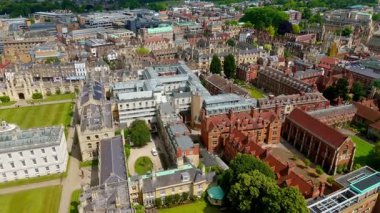 Cambridge Üniversitesi yüksekokulları ve binaları, tarihi şehir merkezinin büyüleyici manzarasını sunuyor.
