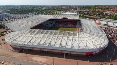 SUNDERLAND, İngiltere - 13 Haziran 2025 - Sunderland AFC 'nin evi olan Işık Stadyumu' nun havadan görünüşü, modern mimarisini ve şehir manzarasındaki egemenliğini gözler önüne seriyor.
