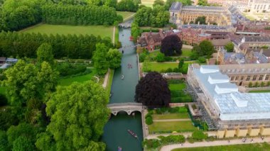 Cambridge 'deki River Cam' de yürüyüş yapan turistler, ikonik İç Çekmeler Köprüsü ve yemyeşil çevresiyle