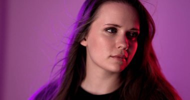 Moda veya güzellik kampanyası için mor ve kırmızı neon ışıklarla poz vermek