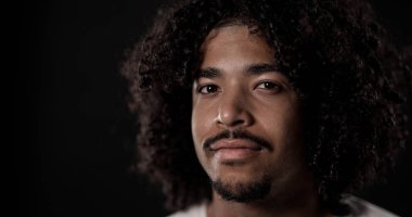 Siyah bir geçmişi olan, kıvırcık saçlı ve keçi sakallı genç bir Afrikalı Amerikalı 'nın portresi.