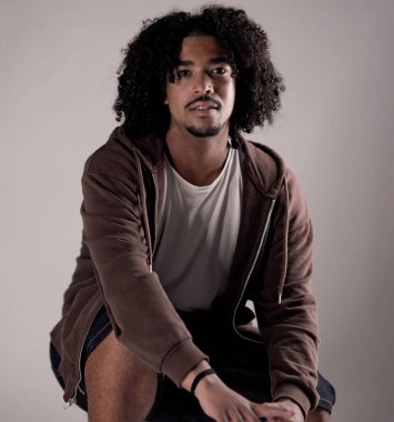 Eğilip poz veren Afrikalı genç bir Amerikalının stüdyo portresi