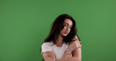 Stüdyoda, yeşil renkli anahtar arka planda kendini güvensiz ve yalnız hisseden üzgün genç bir kadının görüntüsü.