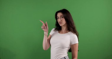 Krom anahtar arka planında işaret parmağı olan genç bir kadın.