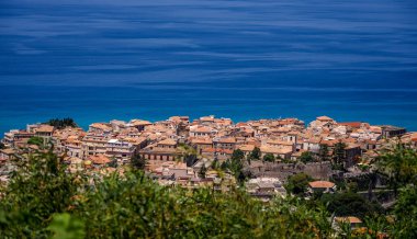 Güney İtalya 'nın Calabria bölgesindeki Tyrhenia Denizi' ne bakan büyüleyici bir kasaba olan Tropea 'nın panoramik manzarası