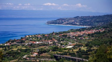 Tropea 'nın panoramik manzarası, Trrhenian Denizi' ne bakan bir uçuruma tünemiş büyüleyici bir kasaba, renkli evleri ve kristal berrak sularıyla