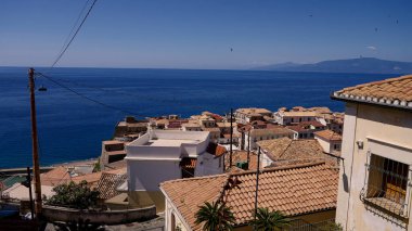 Geleneksel terasotta çatıları ve binalar Güney İtalya, Calabria, Pizzo Calabro 'daki Tyrhenian Denizi' ne doğru dökülüyor.