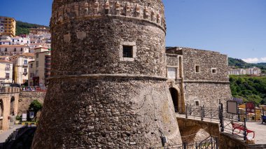 Pizzo Calabro 'daki Tyrrhenian Denizi' ne bakan Aragonese şatosu, Güney İtalya 'da bir uçurumun kenarında pitoresk bir kasaba.