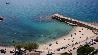 Güney İtalya 'nın pitoresk bir kasabası olan Pizzo Calabro sahilinde yaz tatilinin tadını çıkaran turistlerin hava manzarası