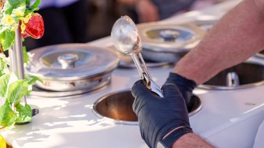 Pizzo, İtalya 'da geleneksel tartufo tatlısı hazırlamak için dondurmacı kepçesiyle dondurma topluyor.