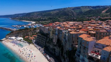İtalya, Tropea 'nın pitoresk şehir manzarası, Tyrhenian Denizi' ne bakan kayalık bir uçuruma konmuş renkli binalar.