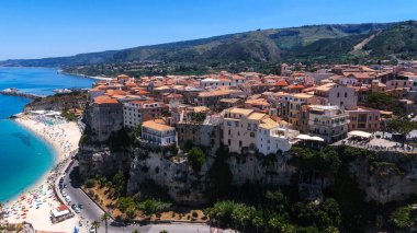 Tropea 'nın havadan görünüşü, Güney İtalya Calabria' daki Tyrhenian Denizi 'ne bakan bir uçuruma tünemiş büyüleyici bir kasaba.