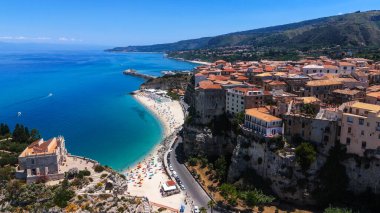 Tropea 'nın havadan görünüşü, Güney İtalya, Calabria, Tyrhenian Denizi' nin turkuaz sularına bakan kayalıklara tünemiş büyüleyici bir kasaba.
