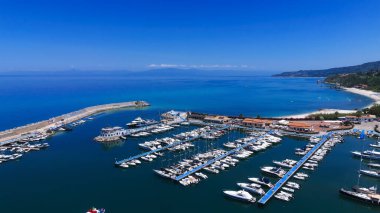 İtalya 'nın Calabria kentindeki Tyrhenia Denizi' nin keyfini çıkaran yatların ve yelkenlilerin yer aldığı Tropea Limanı 'nın hava manzarası