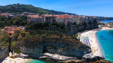 Güney İtalya 'da popüler bir turizm merkezi olan renkli plaj şemsiyeleri ve turkuaz suyuyla Tropea, Calabria' nın havadan görünüşü