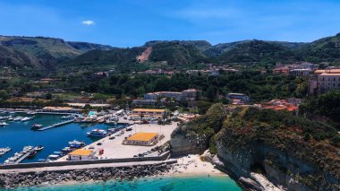İtalya, Calabria 'da bulunan büyüleyici bir kasaba olan Tropea' nın havadan görünüşü liman, sahil ve güzel dağ manzarasını gözler önüne seriyor.