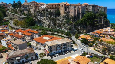 Tropea 'nın havadan görünüşü, Güney İtalya Calabria' daki Tyrhenian Denizi 'ne bakan bir uçuruma tünemiş büyüleyici bir kasaba.