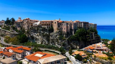 Trrhenian Denizi, Calabria, Güney İtalya 'ya bakan bir uçurumun üzerinde yükselen Tropea' nın hava manzarası