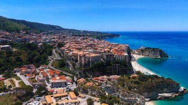 Tropea 'nın havadan görünüşü, Güney İtalya' nın Calabria kentindeki Tiren Denizi 'nin turkuaz sularına bakan bir uçurum üzerinde görkemli bir şekilde yükselen büyüleyici bir kasaba.