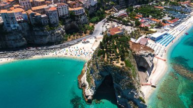 Tropea 'nın panoramik hava manzarası. Güney İtalya, Calabria' daki turkuaz Tyrhenian Denizi 'ne bakan bir uçuruma tünemiş büyüleyici bir kasaba.