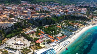 Tropea, Calabria 'nın havadan görünüşü, Tyrhenian Denizi' ne bakan bir uçuruma tünemiş büyüleyici bir kasaba.