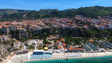 Tropea 'nın havadan görünüşü, güneşli bir yaz gününde Güney İtalya' nın Calabria kentindeki Tyrhenian Denizi 'ne bakan bir uçuruma tünemiş büyüleyici bir kasaba.
