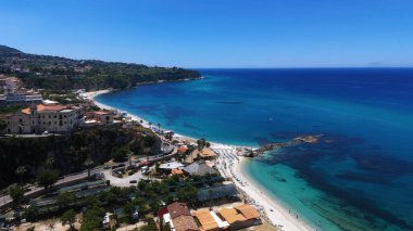 Tropea, Calabria 'nın güzel kıyı şeridi, plajları ve turkuaz deniz manzarası.