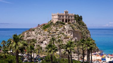 İtalya 'nın Calabria kentinde popüler bir turizm merkezi olan Tropea sahiline bakan kayalık bir kayalık kayalıktaki Santa Maria dell Isola Sığınağı' nın panoramik manzarası.