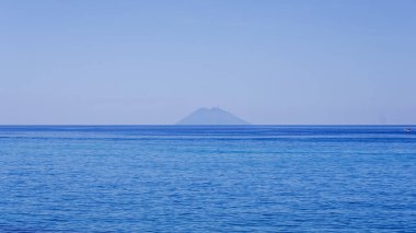 Arka planda Stromboli volkanı olan minimalist deniz manzarası, Tropea plajı, Calabria, Güney İtalya