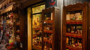 TROPEA, İTALYA - HAZİRAN 02, 2025 - Tropea, Calabria 'daki geleneksel bir mağazada çeşitli yiyecek ve hediyelik eşyalar sergilenen ahşap dolaplar