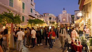 TROPEA, İTALYA - HAZİRAN 02, 2025 Tropea, Calabria, İtalya 'da gece hayatının tadını çıkaran turistler ve yerliler