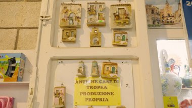 TROPEA, İtalya - Haziran 02, 2025 Güney İtalya 'da popüler bir turizm merkezi olan Tropea' nın büyüleyici mimarisini temsil eden renkli seramik mıknatıslar