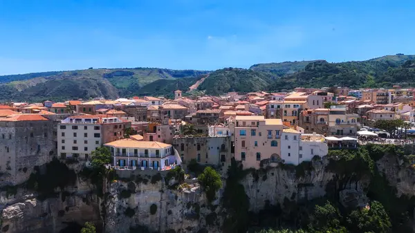 Tropea 'nın havadan görünüşü, Güney İtalya Calabria' daki Tyrhenian Denizi 'ne bakan bir uçuruma tünemiş büyüleyici bir kasaba.