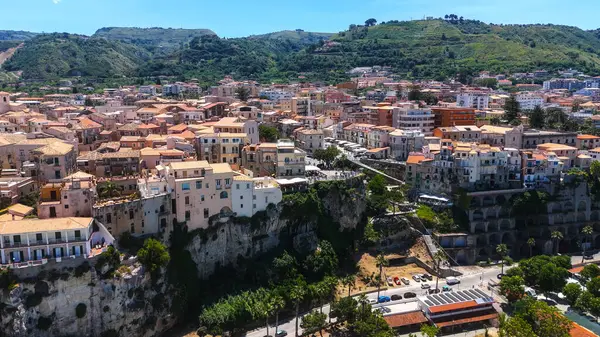 Tropea 'nın havadan görünüşü, Güney İtalya' nın Calabria kentindeki Tyrhenian Denizi 'ne bakan bir uçuruma tünemiş renkli evleri ve yemyeşil bitkileri gösteren büyüleyici bir kasaba.